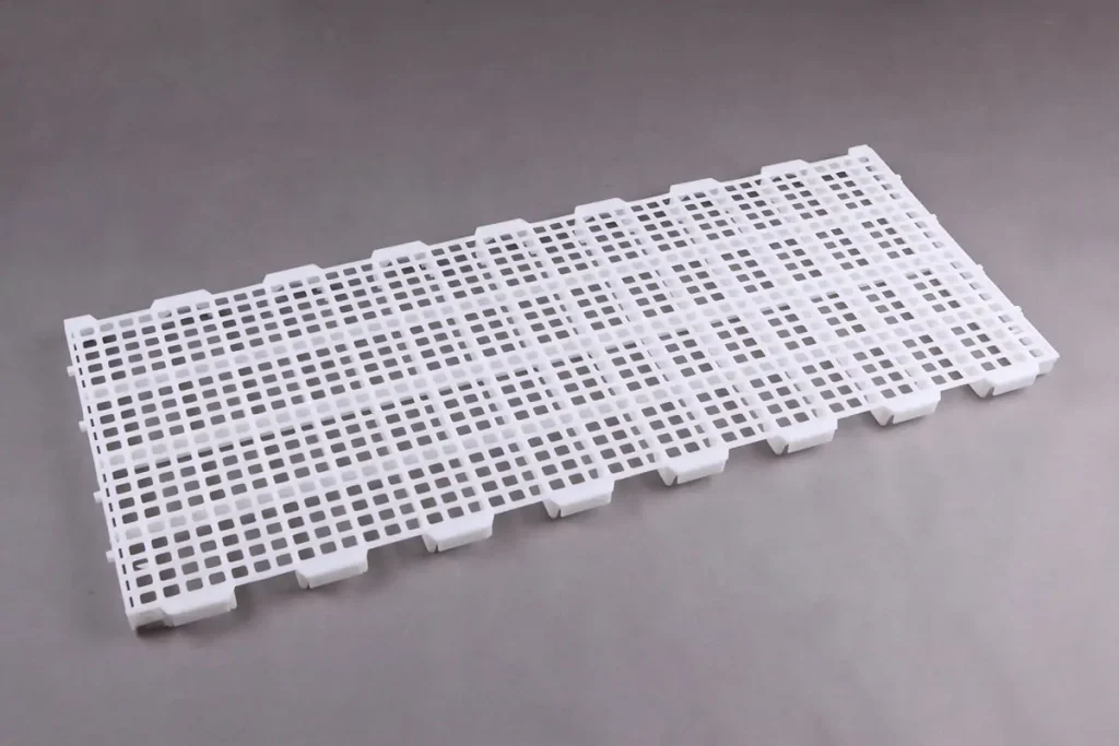 Plastic slatted floor for poultry